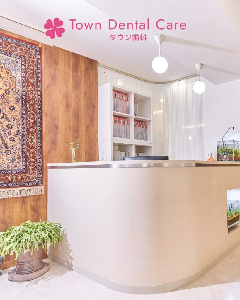 木目パネルと絨毯があたたかい歯科医院の受付カウンター