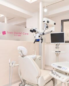 マイクロスコープを備えた精密治療用の歯科診療室チェア