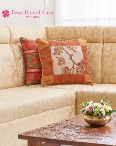 花柄クッションを添えたベージュのくつろぎソファスペース